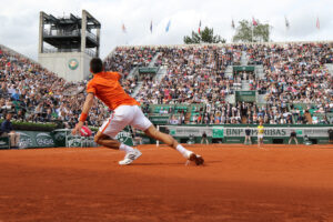 Novak Djokovic en acción en la Suzanne Lenglen