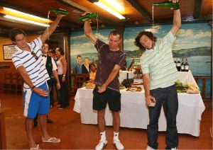 Los jugadores invitados se empapan de las costumbres de Asturias. En la foto, los tenistas sirven la sidra típica de la zona 