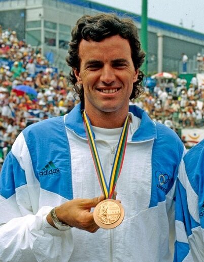 Javier Frana con la medalla de bronce del dobles en los Juegos Olímpicos de Barcelona 1992.