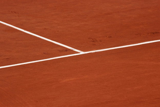 A clay tennis court - Source: Unsplash