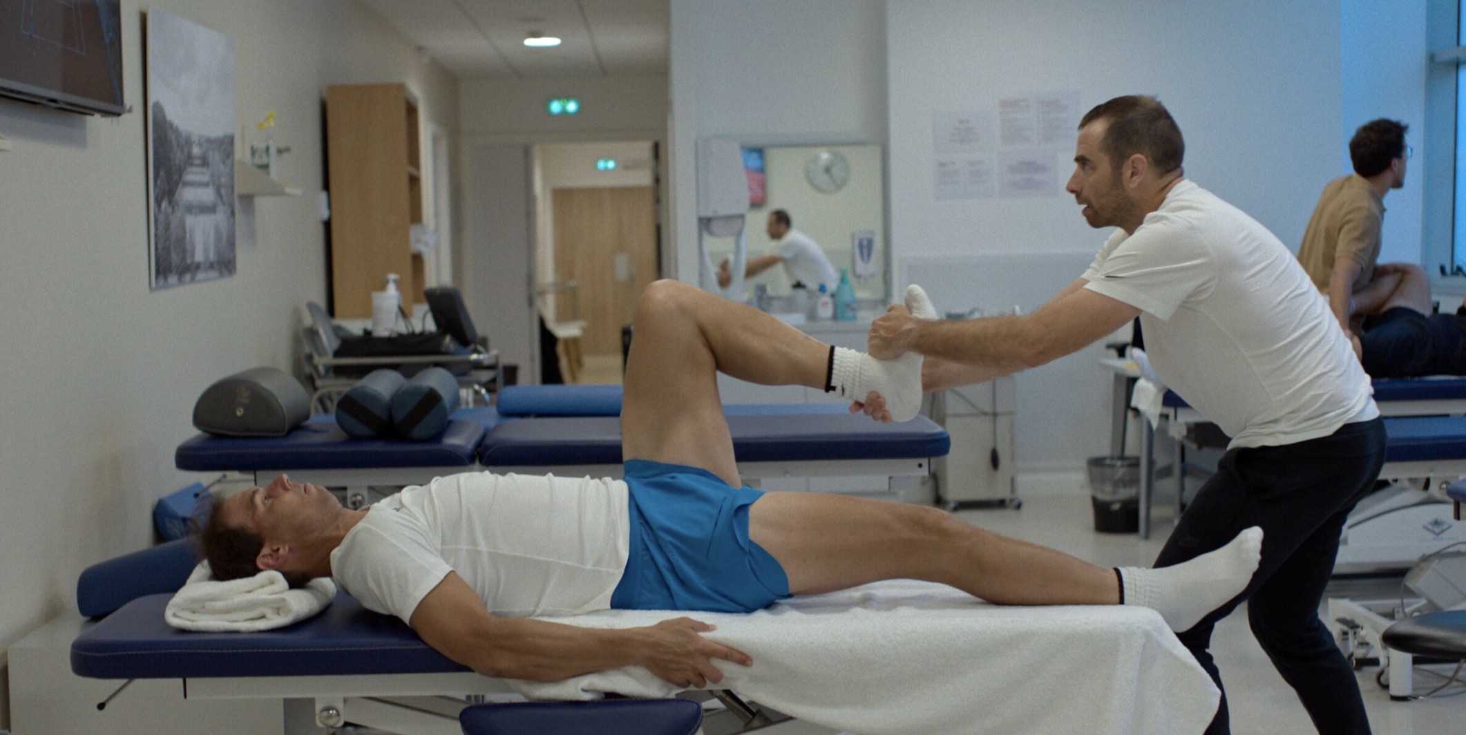 Rafael Maymò durante una sesión de fisioterapia con Nadal | Netflix
