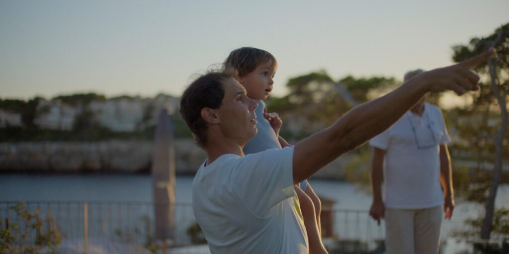 Rafael Nadal, junto a su hijo durante el documental | Netflix