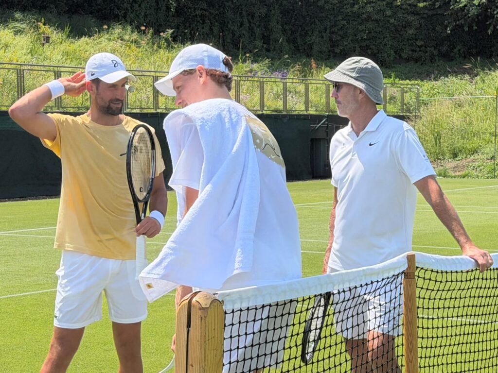 Novak Djokovic and Jannik Sinner in Wimbledon / SEBASTIÁN VARELA - CLAY MAGAZINE