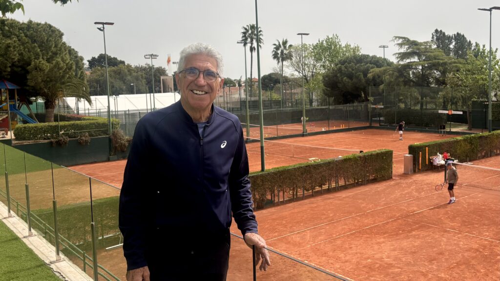 Manuel Orantes posa en el Club Bonasport de Barcelona después de la entrevista | NACHO ENCABO | CLAY MAGAZINE
