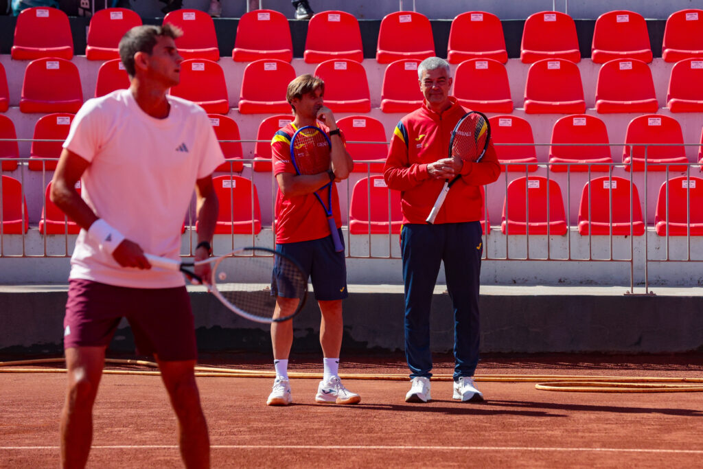 David Ferrer y Rafa Jódar padre observan un entrenamiento de Rafa Jódar | @Luis Sevilla-revesfotografico/RFET