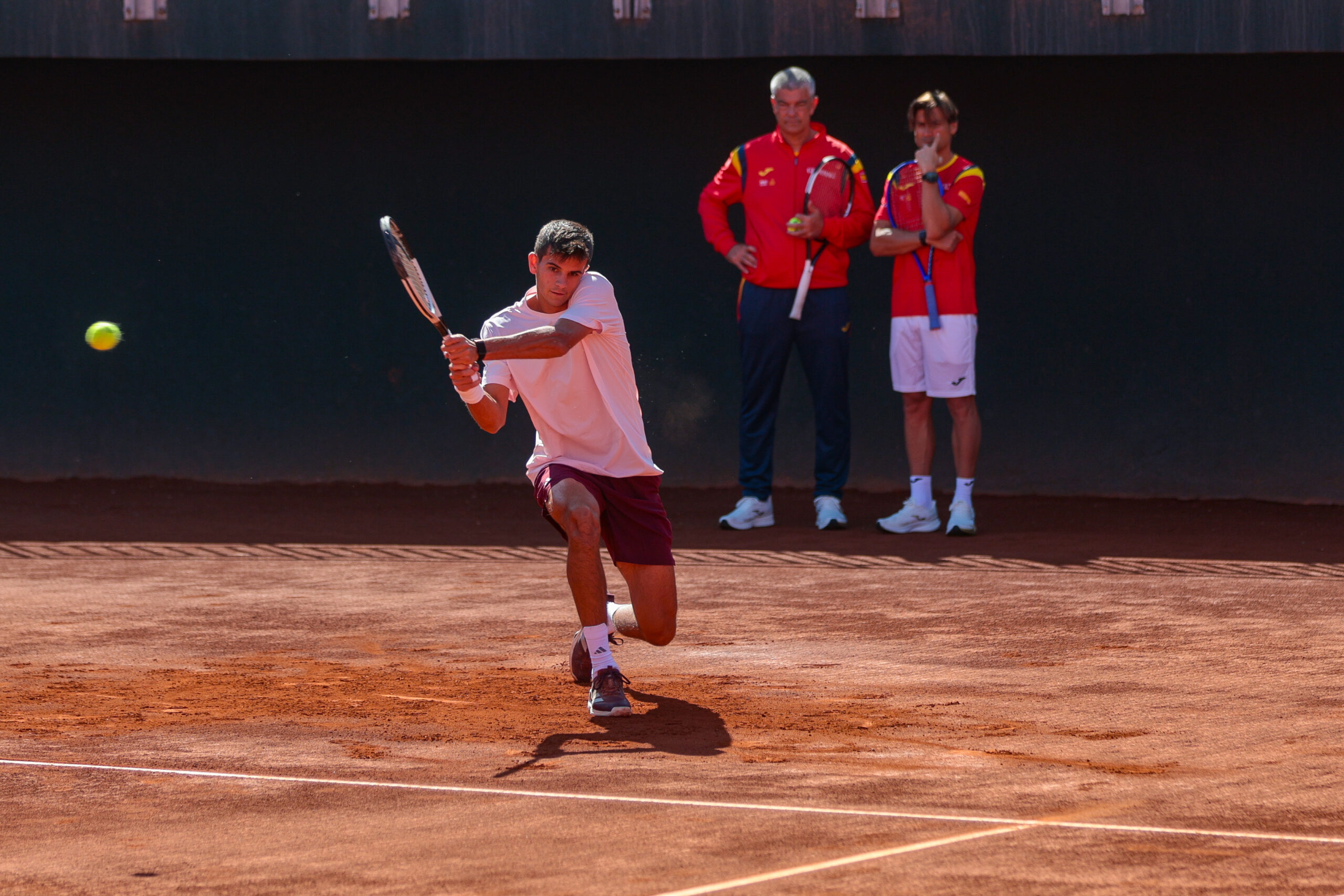 David Ferrer y Rafa Jódar padre observan un entrenamiento de Rafa Jódar | @Luis Sevilla-revesfotografico/RFET
